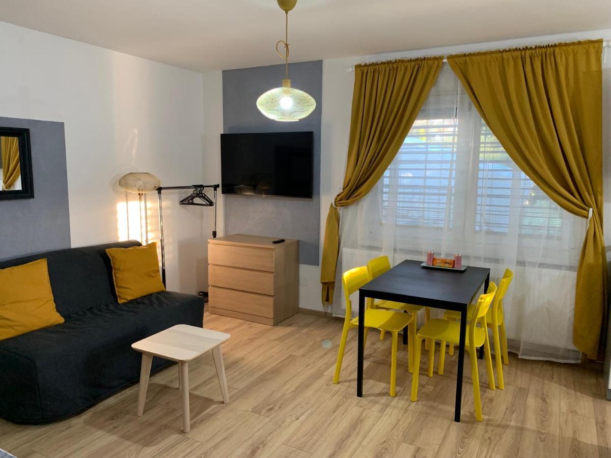 Apartments เตร็นชีน ภายนอก รูปภาพ