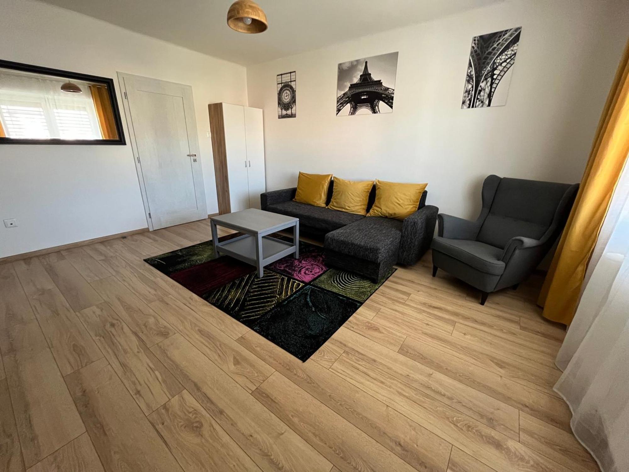 Apartments เตร็นชีน ภายนอก รูปภาพ
